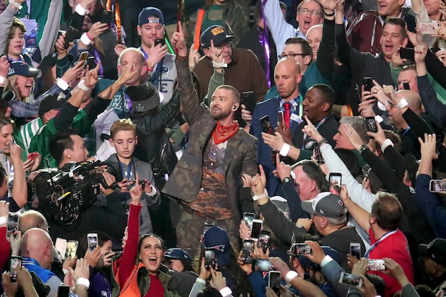 MINNEAPOLIS, MN - FEBRUARY 04:  Recording artist Justin Timberlake (C) performs onstage during the Pepsi Super Bowl LII Halftime Show at U.S. Bank Stadium on February 4, 2018 in Minneapolis, Minnesota.  (Photo by Christopher Polk/Getty Images)