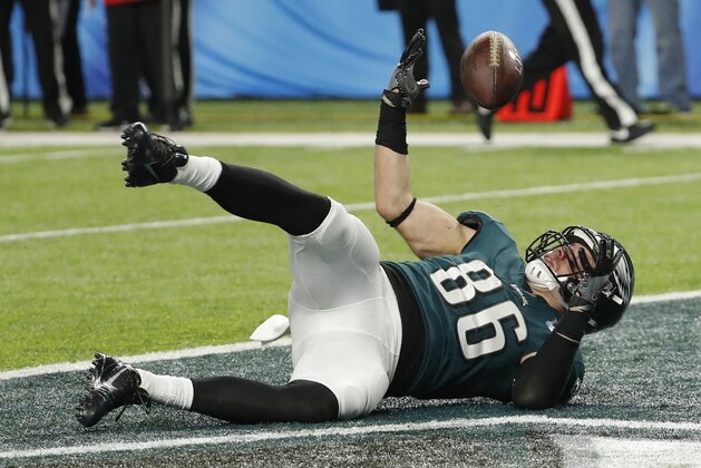 Philadelphia Eagles tight end Zach Ertz (86) bobbles the ball as he dives into the end zone for a touchdown, during the second half of the NFL Super Bowl 52 football game against the New England Patriots, Sunday, Feb. 4, 2018, in Minneapolis. (AP Photo/Charlie Neibergall)