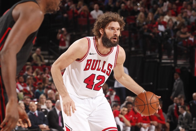 PORTLAND, OR - JANUARY 31: Robin Lopez #42 of the Chicago Bulls handles the ball against the Portland Trail Blazers on January 31, 2018 at the Moda Center in Portland, Oregon. NOTE TO USER: User expressly acknowledges and agrees that, by downloading and/or using this photograph, user is consenting to the terms and conditions of the Getty Images License Agreement. Mandatory Copyright Notice: Copyright 2018 NBAE (Photo by Cameron Browne/NBAE via Getty Images)