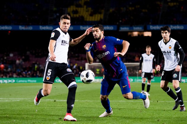 BARCELONA, SPAIN - FEBRUARY 01:  Luis Suarez of FC Barcelona fights for the ball with Gabriel of Valencia CF during the Copa del Rey semi-final first leg match between FC Barcelona and Valencia CF at Camp Nou on February 1, 2018 in Barcelona, Spain.  (Photo by Alex Caparros/Getty Images)