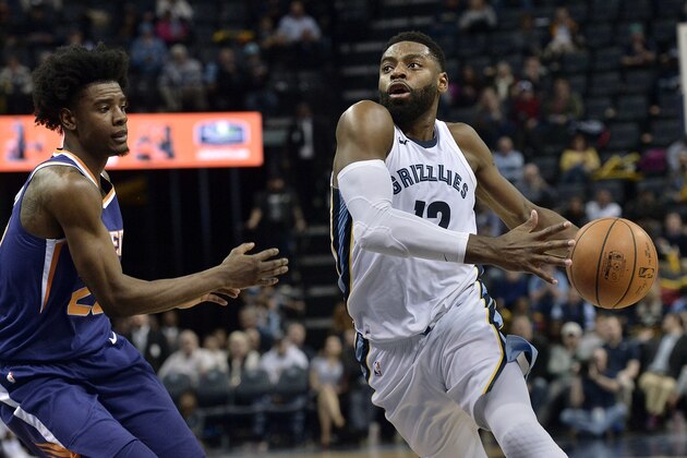 Memphis Grizzlies guard Tyreke Evans, right, drives against Phoenix Suns forward Josh Jackson in the first half of an NBA basketball game Monday, Jan. 29, 2018, in Memphis, Tenn. (AP Photo/Brandon Dill)