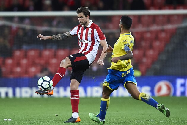 BILBAO, SPAIN - FEBRUARY 09: Inigo Martinez of Athletic Club (L) being followed by Jonathan Viera of Union Deportiva Las Palmas (R)  during the La Liga match between Athletic Club and oUnion Deportiva Las Palmas at Estadio San Mames on February 09, 2018 in Bilbao, .  (Photo by Juan Manuel Serrano Arce/Getty Images)
