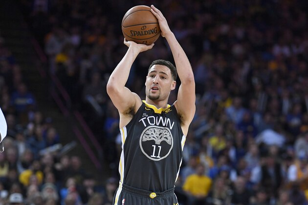 OAKLAND, CA - FEBRUARY 08:  Klay Thompson #11 of the Golden State Warriors shoots against the Dallas Mavericks during an NBA basketball game at ORACLE Arena on February 8, 2018 in Oakland, California. NOTE TO USER: User expressly acknowledges and agrees that, by downloading and or using this photograph, User is consenting to the terms and conditions of the Getty Images License Agreement.  (Photo by Thearon W. Henderson/Getty Images)