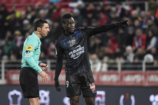 Nice's Italian forward Mario Balotelli (R) talks with French referee Nicolas Rainville (L) during the French L1 football match between Dijon (DFCO)  and Nice (OGCN) on February 10, 2018, at the Gaston Gerard Stadium in Dijon, central France. / AFP PHOTO / PHILIPPE DESMAZES        (Photo credit should read PHILIPPE DESMAZES/AFP/Getty Images)