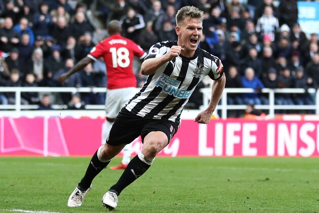NEWCASTLE UPON TYNE, ENGLAND - FEBRUARY 11:  Matt Ritchie of Newcastle United celebrates after scoring his sides first goal during the Premier League match between Newcastle United and Manchester United at St. James Park on February 11, 2018 in Newcastle upon Tyne, England.  (Photo by Catherine Ivill/Getty Images)