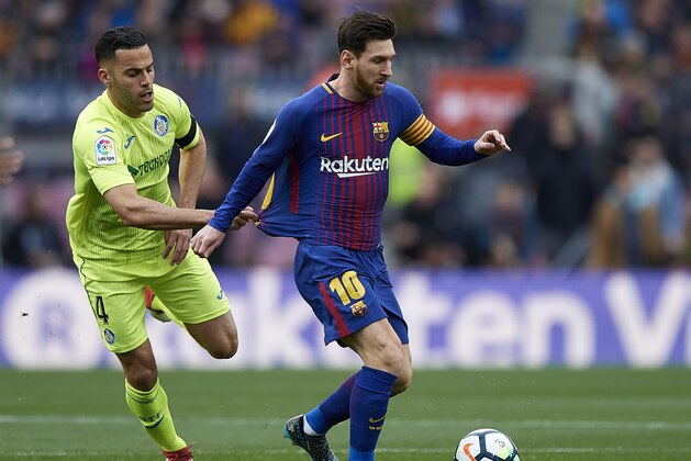 BARCELONA, SPAIN - FEBRUARY 11:  Lionel Messi (R) of Barcelona competes for the ball with Bruno Gonzalez of Getafe during the La Liga match between Barcelona and Getafe at Camp Nou on February 11, 2018 in Barcelona, Spain.  (Photo by Quality Sport Images/Getty Images)