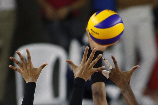 TOPSHOT - Dominican Republic play Colombia in the volleyball women's final match, during the XVIII Bolivarian Games in Santa Marta, Colombia, on November 16, 2017.  / AFP PHOTO / DAVID SANCHEZ        (Photo credit should read DAVID SANCHEZ/AFP/Getty Images)