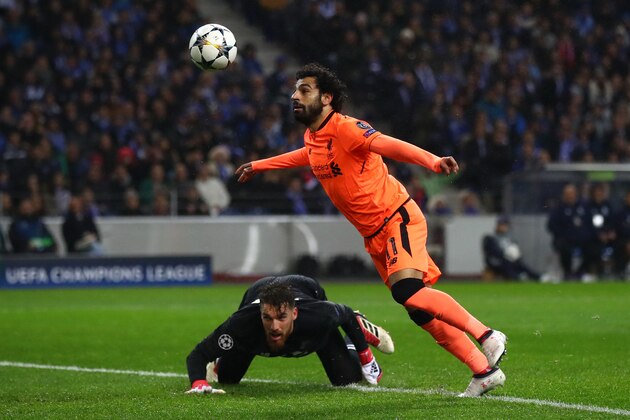 PORTO, PORTUGAL - FEBRUARY 14:  Mohamed Salah of Liverpool rounds the keeper, Jose Sa of FC Porto on his way to scoring the 2nd goal during the UEFA Champions League Round of 16 First Leg match between FC Porto and Liverpool at Estadio do Dragao on February 14, 2018 in Porto, Portugal.  (Photo by Julian Finney/Getty Images)