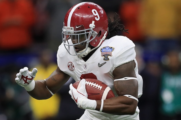 NEW ORLEANS, LA - JANUARY 01: Bo Scarbrough #9 of the Alabama Crimson Tide runs with the ball in the first quarter of the AllState Sugar Bowl against the Clemson Tigers at the Mercedes-Benz Superdome on January 1, 2018 in New Orleans, Louisiana.  (Photo by Ronald Martinez/Getty Images)