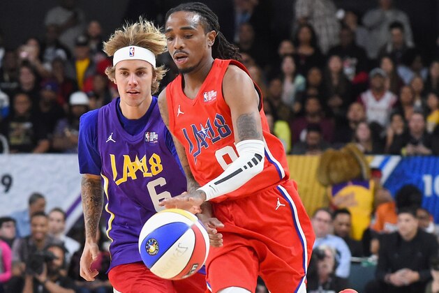 LOS ANGELES, CA - FEBRUARY 16:  Justin Bieber and Quavo play during the 2018 NBA All-Star Game Celebrity Game at Los Angeles Convention Center on February 16, 2018 in Los Angeles, California.  (Photo by Jayne Kamin-Oncea/Getty Images)