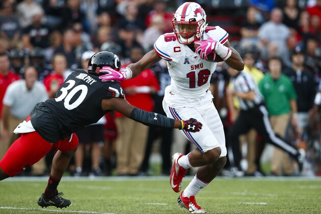 CINCINNATI, OH - OCTOBER 21: Courtland Sutton #16 of the Southern Methodist Mustangs runs the ball after a reception during the game against the Cincinnati Bearcats at Nippert Stadium on October 21, 2017 in Cincinnati, Ohio. (Photo by Michael Hickey/Getty Images)