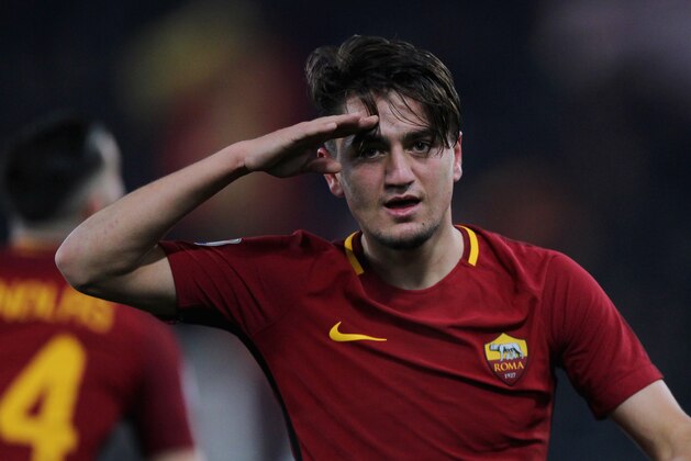 ROME, ITALY - FEBRUARY 11:  Cengiz Under of AS Roma celebrates after scoring the team's third goal during the serie A match between AS Roma and Benevento Calcio at Stadio Olimpico on February 11, 2018 in Rome, Italy.  (Photo by Paolo Bruno/Getty Images)