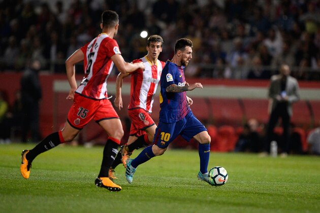 Girona's defender Juanpe Ramirez (L) vies with Barcelona's forward from Argentina Lionel Messi during the Spanish league football match Girona FC vs FC Barcelona at the Montilivi stadium in Girona on September 23, 2017. / AFP PHOTO / Josep LAGO        (Photo credit should read JOSEP LAGO/AFP/Getty Images)
