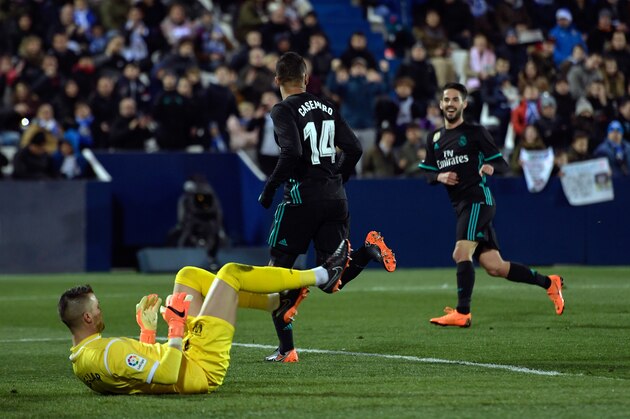 Real Madrid's Brazilian midfielder Casemiro (L) celebrates with Real Madrid's Spanish midfielder Isco (R) after scoring during the Spanish league football match Club Deportivo Leganes SAD against Real Madrid CF at the Estadio Municipal Butarque in Leganes on the outskirts of Madrid on February 21, 2018. / AFP PHOTO / OSCAR DEL POZO        (Photo credit should read OSCAR DEL POZO/AFP/Getty Images)
