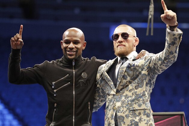 Floyd Mayweather Jr. (izquierda) y Conor McGregor posan durante una conferencia de prensa el domingo 27 de agosto de 2017, tras la pelea que ambos protagonizaron, en Las Vegas (AP Foto/Isaac Brekken)