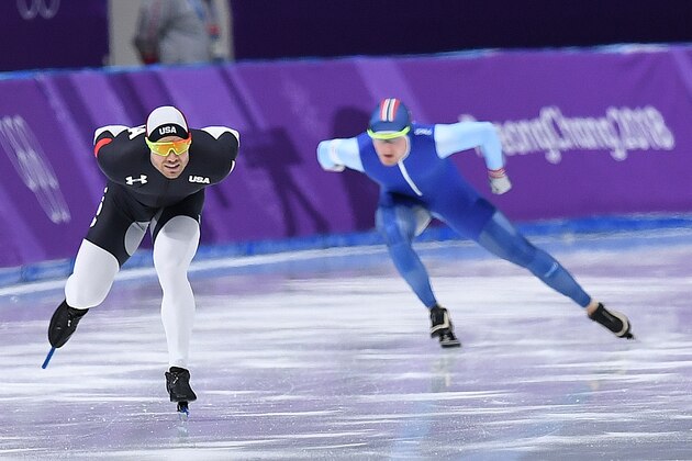 USA's Joey Mantia (L) competes against Norway's Sverre Lunde Pedersen in the men's 1,500m speed skating event during the Pyeongchang 2018 Winter Olympic Games at the Gangneung Oval in Gangneung on February 13, 2018. / AFP PHOTO / JUNG Yeon-Je        (Photo credit should read JUNG YEON-JE/AFP/Getty Images)