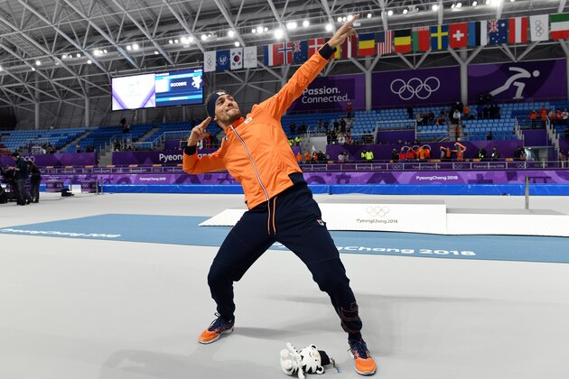 TOPSHOT - Netherlands' Kjeld Nuis stikes a pose after winning gold in the men's 1,500m speed skating event during the Pyeongchang 2018 Winter Olympic Games at the Gangneung Oval in Gangneung on February 13, 2018.  / AFP PHOTO / JUNG Yeon-Je        (Photo credit should read JUNG YEON-JE/AFP/Getty Images)