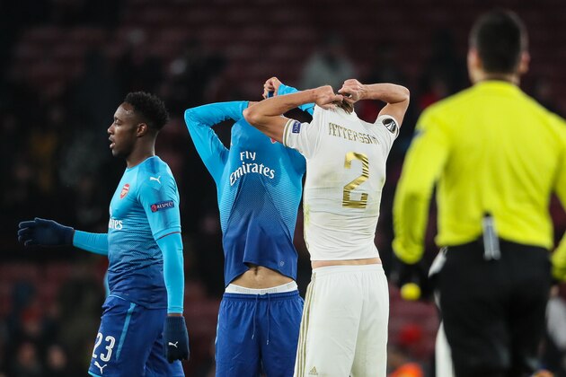 LONDON, ENGLAND - FEBRUARY 22: Mohamed Elneny of Arsenal and Tom Pettersson of Ostersunds FK swap shirts at full time  during UEFA Europa League Round of 32 match between Arsenal and Ostersunds FK at the Emirates Stadium on February 22, 2018 in London, United Kingdom. (Photo by Matthew Ashton - AMA/Getty Images)
