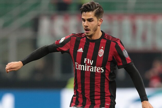 MILAN, ITALY - DECEMBER 13:  Andre Silva of AC Milan in action during the Tim Cup match between AC Milan and Hellas Verona FC at Stadio Giuseppe Meazza on December 13, 2017 in Milan, Italy.  (Photo by Emilio Andreoli/Getty Images)
