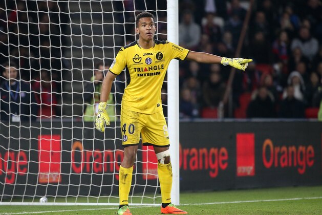 PARIS, FRANCE - FEBRUARY 19: Goalkeeper of Toulouse Alban Lafont in action during the French Ligue 1 match between Paris Saint-Germain (PSG) and Toulouse FC (TFC) at Parc des Princes stadium on February 19, 2017 in Paris, France. (Photo by Jean Catuffe/Getty Images)