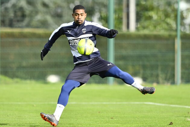 Bordeaux's Brazilian forward Malcom shoots the ball during a training session on February 1, 2018 at the Haillan training centre near Bordeaux, southwestern France.  / AFP PHOTO / NICOLAS TUCAT        (Photo credit should read NICOLAS TUCAT/AFP/Getty Images)