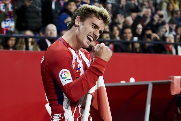 SEVILLE, SPAIN - FEBRUARY 25:  Antoine Griezmann of Atletico Madrid celebrates after scoring his team's second goal during the La Liga match between Sevilla CF and Atletico Madrid at Estadio Ramon Sanchez Pizjuan on February 25, 2018 in Seville, Spain.  (Photo by Aitor Alcalde/Getty Images)