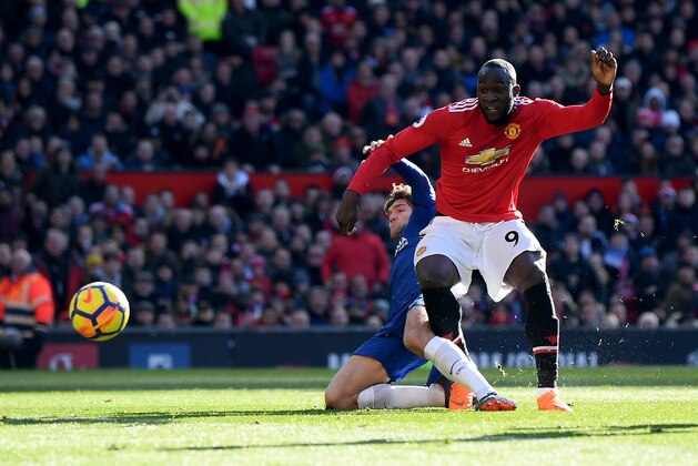 MANCHESTER, ENGLAND - FEBRUARY 25:  Romelu Lukaku of Manchester United  scores his sides first goal during the Premier League match between Manchester United and Chelsea at Old Trafford on February 25, 2018 in Manchester, England.  (Photo by Laurence Griffiths/Getty Images)