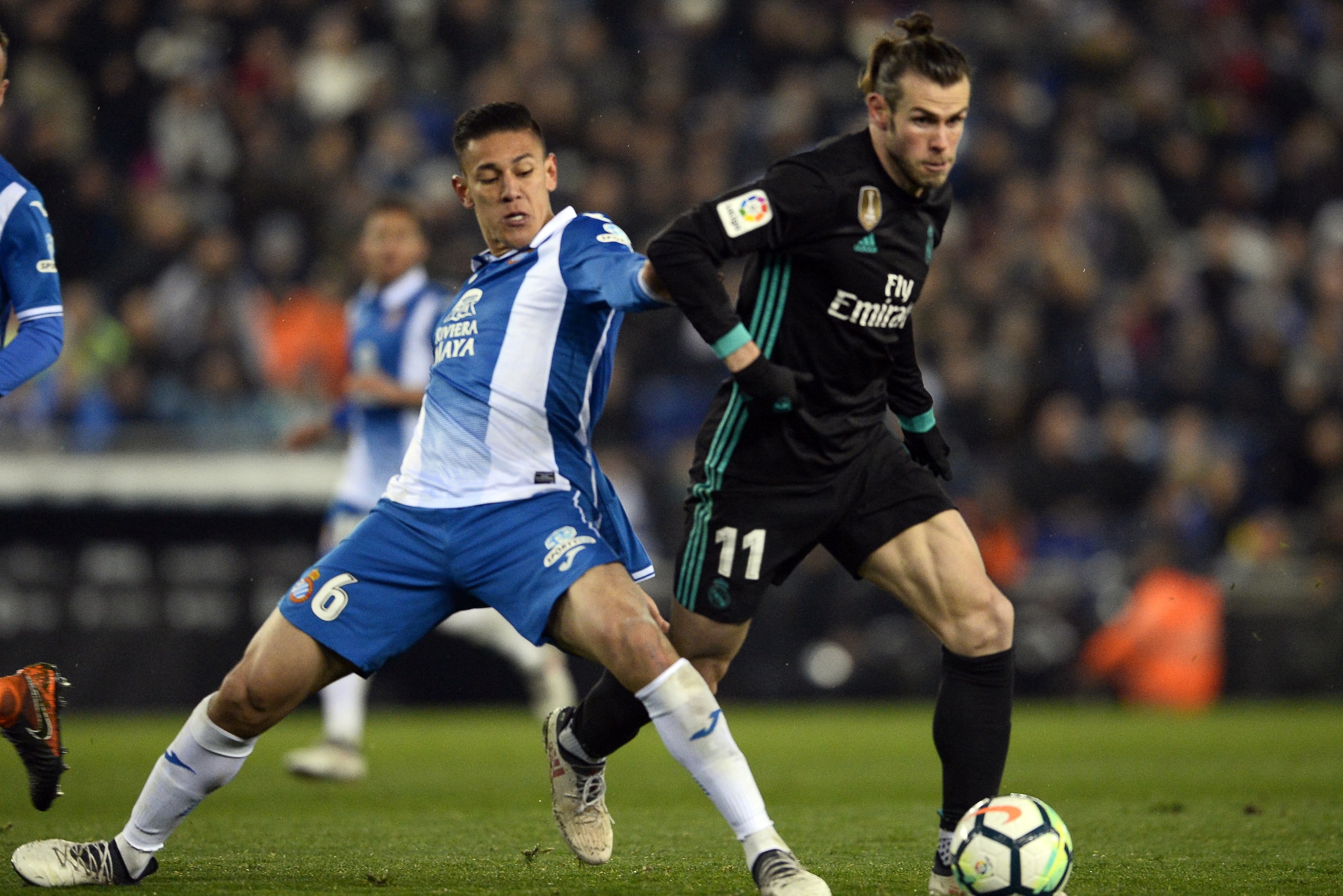 Espanyol's Nicaraguan forward Oscar Duarte (L) vies with Real Madrid's Welsh forward Gareth Bale during the Spanish league football match between RCD Espanyol and Real Madrid CF at the RCDE Stadium in Cornella de Llobregat on February 27, 2018. / AFP PHOTO / Josep LAGO (Photo credit should read JOSEP LAGO/AFP/Getty Images) Espanyol's Nicaraguan forward Oscar Duarte (L) vies with Real Madrid's Welsh forward Gareth Bale during the Spanish league football match between RCD Espanyol and Real Madrid CF at the RCDE Stadium in Cornella de Llobregat on February 27, 2018. / AFP PHOTO / Josep LAGO (Photo credit should read JOSEP LAGO/AFP/Getty Images)