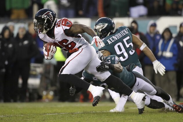 Atlanta Falcons' Tevin Coleman tries to slip past Philadelphia Eagles' Malcolm Jenkins during the first half of an NFL divisional playoff football game, Saturday, Jan. 13, 2018, in Philadelphia. (AP Photo/Matt Rourke)