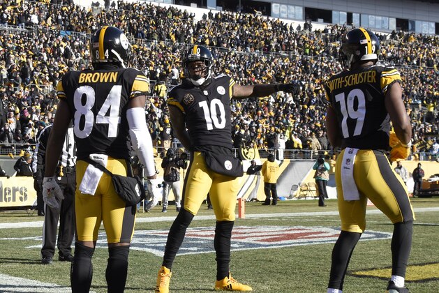 Pittsburgh Steelers wide receiver Martavis Bryant (10) celebrates his touchdown catch during the first half of an NFL divisional football AFC playoff game against the Jacksonville Jaguars in Pittsburgh, Sunday, Jan. 14, 2018. (AP Photo/Don Wright)