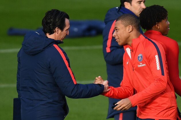 Paris Saint-Germain's French forward Kylian MBappe (R) shakes hand with Paris Saint-Germain's Spanish head coach Unai Emery during a training session in Saint-Germain-en-Laye, west of Paris, on November 28, 2017 on the eve of the French L1 football match between Paris Saint-Germain and Troyes.   / AFP PHOTO / FRANCK FIFE        (Photo credit should read FRANCK FIFE/AFP/Getty Images)