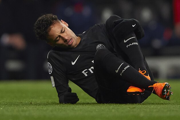 MADRID, SPAIN - FEBRUARY 14:  Neymar of Paris Saint-Germain lies injured on the pitch during the UEFA Champions League Round of 16 First Leg match between Real Madrid and Paris Saint-Germain at Bernabeu on February 14, 2018 in Madrid, Spain.  (Photo by Manuel Queimadelos Alonso/Getty Images)