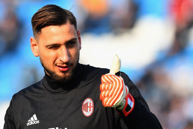 FERRARA, ITALY - FEBRUARY 10:  Gianluigi Donnarumma of AC Milan warms up before the serie A match between Spal and AC Milan at Stadio Paolo Mazza on February 10, 2018 in Ferrara, Italy.  (Photo by Alessandro Sabattini/Getty Images)
