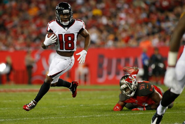 TAMPA, FL - DECEMBER 18:  Wide receiver Taylor Gabriel #18 of the Atlanta Falcons runs for several yards after avoiding a tackle by middle linebacker Kendell Beckwith #51 of the Tampa Bay Buccaneers during the second quarter of an NFL football game on December 18, 2017 at Raymond James Stadium in Tampa, Florida. (Photo by Brian Blanco/Getty Images)