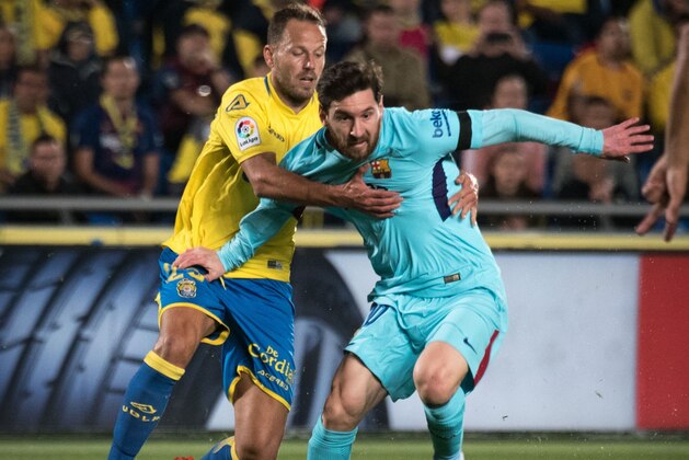 Barcelona's Argentinian forward Lionel Messi (R) vies Las Palmas' defender Daniel Castellano Betancor (L) during the Spanish league football match UD Las Palmas vs FC Barcelona at the Gran Canaria stadium in Las Palmas de Gran Canaria on March 01, 2018. / AFP PHOTO / DESIREE MARTIN        (Photo credit should read DESIREE MARTIN/AFP/Getty Images)