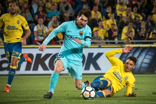 Barcelona's Argentinian forward Lionel Messi (R) vies Las Palmas' defender Ximo Navarro Jimenez (L) during the Spanish league football match UD Las Palmas vs FC Barcelona at the Gran Canaria stadium in Las Palmas de Gran Canaria on March 01, 2018. / AFP PHOTO / DESIREE MARTIN        (Photo credit should read DESIREE MARTIN/AFP/Getty Images)