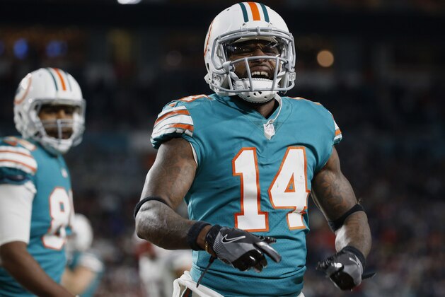 Jarvis Landry, receptor de los Dolphins de Miami, festeja tras anotar en el partido del lunes 11 de diciembre de 2017 ante los Patriots de Nueva Inglaterra (AP Foto/Wilfredo Lee)