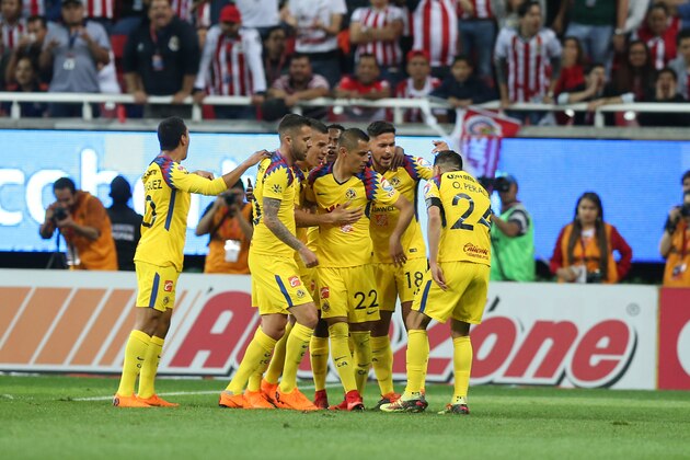 ZAPOPAN, MEXICO - MARCH 03: Oribe Peralta of America celebrates with his teammates after scoring the first goal of his team during the 10th round match between Chivas and America as part of the Torneo Clausura 2018 Liga MX at Akron Stadium on March 03, 2018 in Zapopan, Mexico. (Photo by Refugio Ruiz/Getty Images)