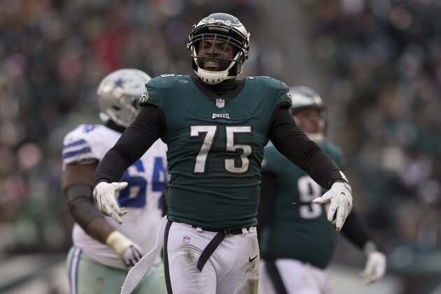 PHILADELPHIA, PA - DECEMBER 31: Vinny Curry #75 of the Philadelphia Eagles reacts against the Dallas Cowboys at Lincoln Financial Field on December 31, 2017 in Philadelphia, Pennsylvania. (Photo by Mitchell Leff/Getty Images)