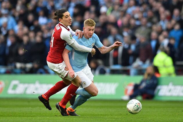 Manchester City's Belgian midfielder Kevin De Bruyne (R) vies with Arsenal's Spanish defender Hector Bellerin during the English League Cup final football match between Manchester City and Arsenal at Wembley stadium in north London on February 25, 2018. / AFP PHOTO / Glyn KIRK / RESTRICTED TO EDITORIAL USE. No use with unauthorized audio, video, data, fixture lists, club/league logos or 'live' services. Online in-match use limited to 75 images, no video emulation. No use in betting, games or single club/league/player publications.  /         (Photo credit should read GLYN KIRK/AFP/Getty Images)