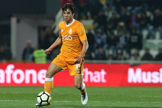PORTIMAO, PORTUGAL - FEBRUARY 25: FC Porto midfielder Oliver Torres from Spain in action during the Portuguese Primeira Liga match between Portimonense SC and FC Porto at Estadio Municipal de Portimao on February 25, 2018 in Portimao, Portugal.  (Photo by Gualter Fatia/Getty Images)