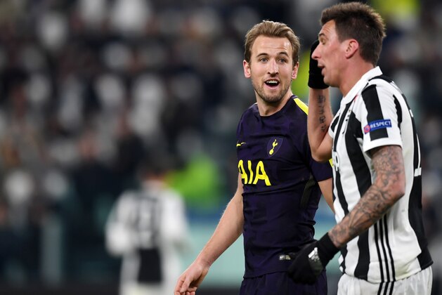 TURIN, ITALY - FEBRUARY 13: Mauricio Pochettino, Manager of Tottenham Hotspur argues with Mario Mandzukic of Juventus during the UEFA Champions League Round of 16 First Leg  match between Juventus and Tottenham Hotspur at Allianz Stadium on February 13, 2018 in Turin, Italy.  (Photo by Michael Regan/Getty Images)