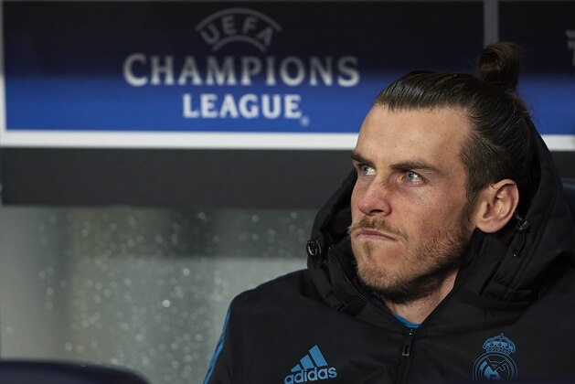 PARIS, FRANCE - MARCH 06:  Gareth Bale of Real Madrid looks on prior to the UEFA Champions League Round of 16 Second Leg match between Paris Saint-Germain and Real Madrid at Parc des Princes on March 6, 2018 in Paris, France.  (Photo by Manuel Queimadelos Alonso/Getty Images )