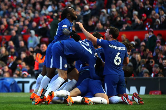 MANCHESTER, ENGLAND - FEBRUARY 25:  Willian of Chelsea celebrates after scoring his sides first goal with team mates during the Premier League match between Manchester United and Chelsea at Old Trafford on February 25, 2018 in Manchester, England.  (Photo by Clive Brunskill/Getty Images)