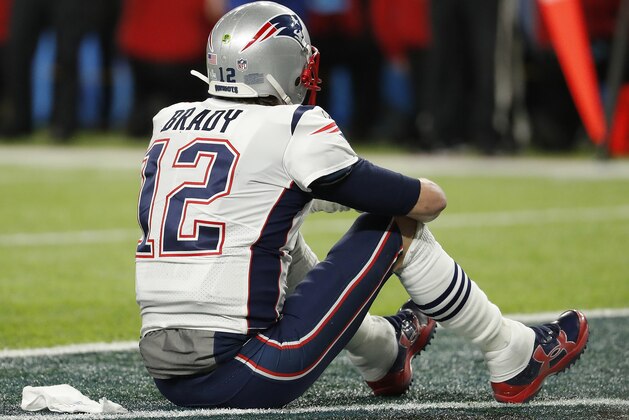 Tom Brady, de los Patriots de Nueva Inglaterra, se sienta en sobre el campo después de terminar el Super Bowl 52 contra los Eagles de Filadelfia el domingo 4 de febrero en Minneapolis. (AP Foto/Charlie Neibergall)