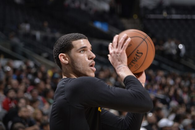 SAN ANTONIO, TX - MARCH 3:  Lonzo Ball #2 of the Los Angeles Lakers handles the ball before the game against the San Antonio Spurs on March 3, 2018 at the AT&T Center in San Antonio, Texas. NOTE TO USER: User expressly acknowledges and agrees that, by downloading and or using this photograph, user is consenting to the terms and conditions of the Getty Images License Agreement. Mandatory Copyright Notice: Copyright 2018 NBAE (Photos by Mark Sobhani/NBAE via Getty Images)