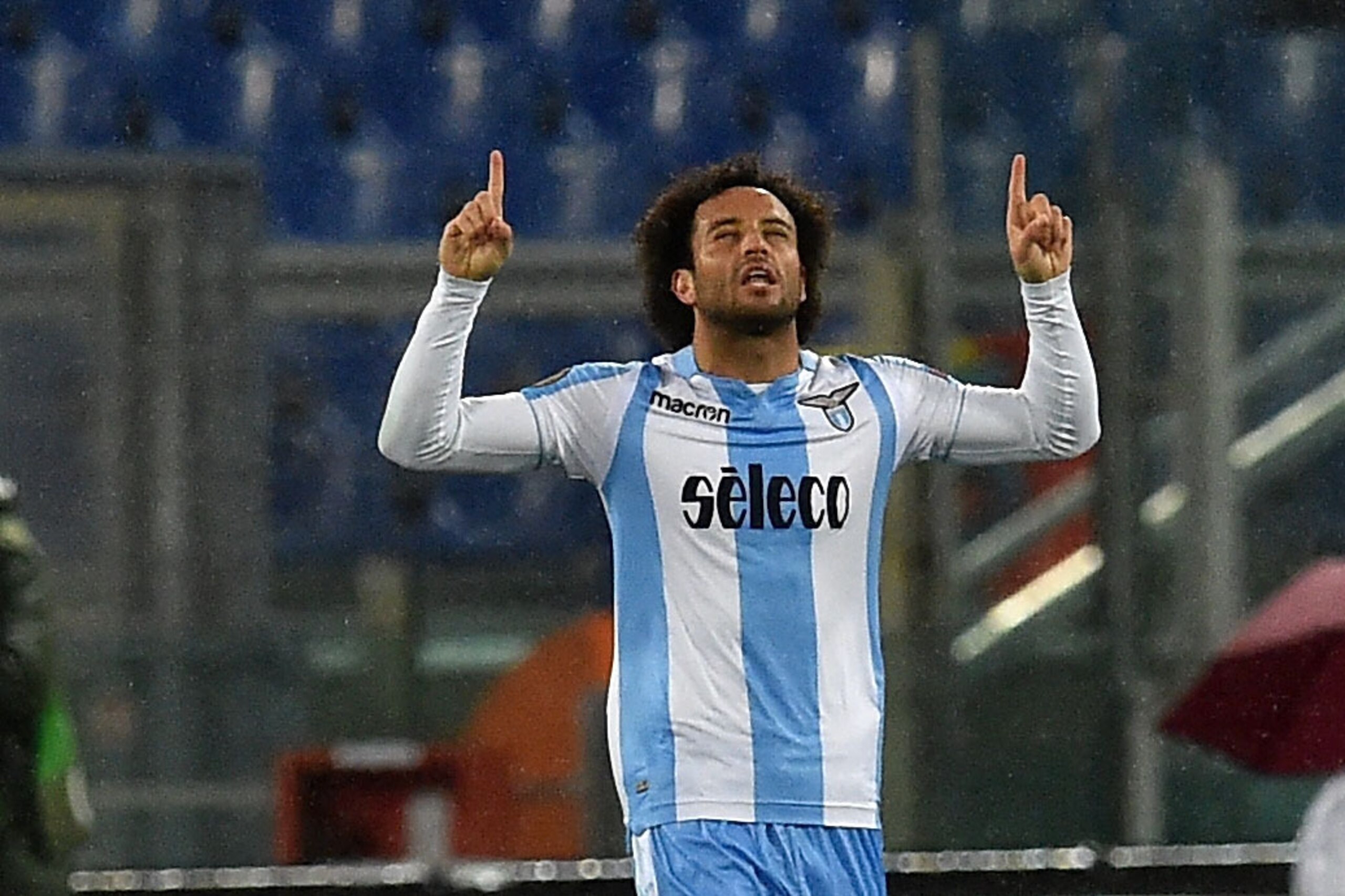 ROME, ITALY - FEBRUARY 22:  Felipe Anderson of SS Lazio celebrates after scoring goal 4-0 during UEFA Europa League Round of 32 match between Lazio and Steaua Bucharest at the Stadio Olimpico on February 22, 2018 in Rome, Italy.  (Photo by Giuseppe Bellini/Getty Images)