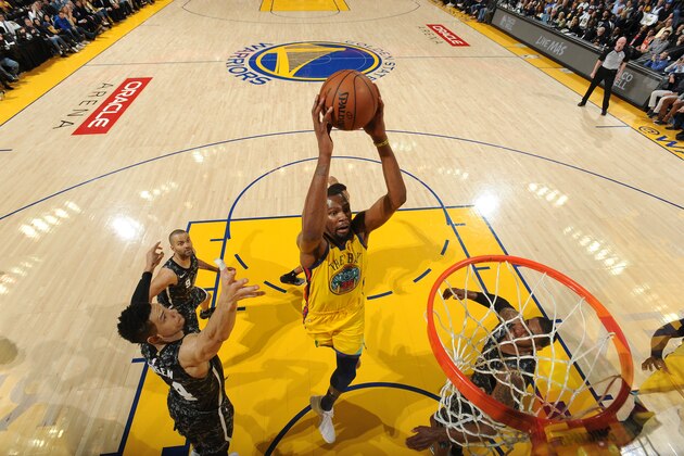 OAKLAND, CA - MARCH 8:  Kevin Durant #35 of the Golden State Warriors dunks against the San Antonio Spurs on March 8, 2018 at ORACLE Arena in Oakland, California. NOTE TO USER: User expressly acknowledges and agrees that, by downloading and or using this photograph, user is consenting to the terms and conditions of Getty Images License Agreement. Mandatory Copyright Notice: Copyright 2018 NBAE (Photo by Noah Graham/NBAE via Getty Images)