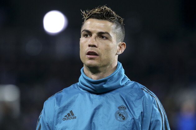 PARIS, FRANCE - MARCH 6: Cristiano Ronaldo of Real Madrid warms up prior to the UEFA Champions League Round of 16 Second Leg match between Paris Saint-Germain (PSG) and Real Madrid at Parc des Princes stadium on March 6, 2018 in Paris, France. (Photo by Jean Catuffe/Getty Images)
