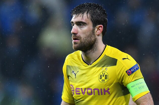 REGGIO NELL'EMILIA, ITALY - FEBRUARY 22:  Sokratis Papastathopoulos of Borussia Dortmund   looks on during UEFA Europa League Round of 32 match between Atalanta and Borussia Dortmund at the Mapei Stadium - Citta' del Tricolore on February 22, 2018 in Reggio nell'Emilia, Italy.  (Photo by Alessandro Sabattini/Getty Images)
